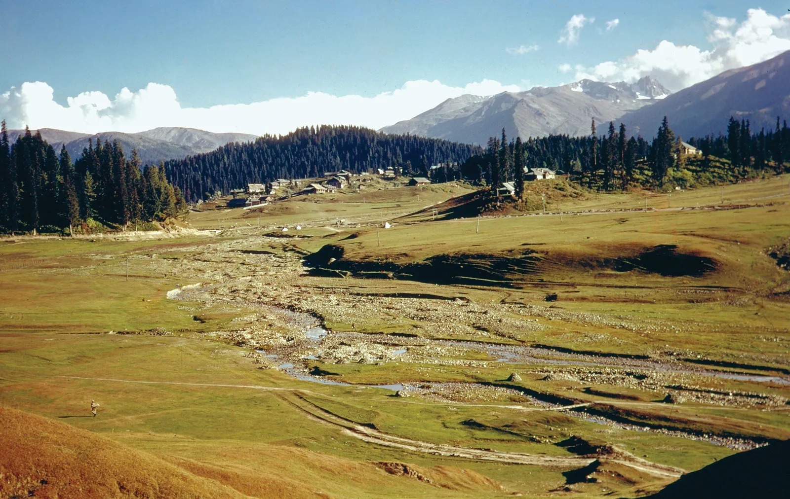 পর্যটকদের ভিড়ভাট্টা থেকে দূরে এই উপত্যকাগুলি (Valleys) এক অন্য কাশ্মীরের গল্প বলে। বরফে ঢাকা পর্বত (Snowy Peaks), নির্জন জঙ্গল (Forests) আর স্বচ্ছ নদীর (Clear Rivers) মাঝে লুকিয়ে রয়েছে এই সব জায়গা, যেখানে প্রকৃতির সৌন্দর্য এখনও অক্ষত। 
